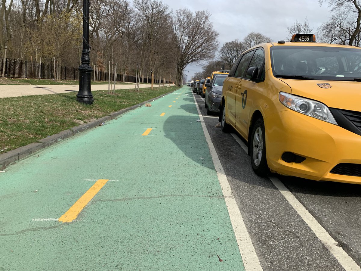 D00RZ0NE's tweet photo. Thanks to this driver for demonstrating how the effective width of the #FixFlatbush #bikeNYC lane is only 50% of its designed width because so many vehicles are parked over the buffer. Paint ain’t cuttin’ it, @NYC_DOT @nyc311. https://t.co/hKV2bvXxDB