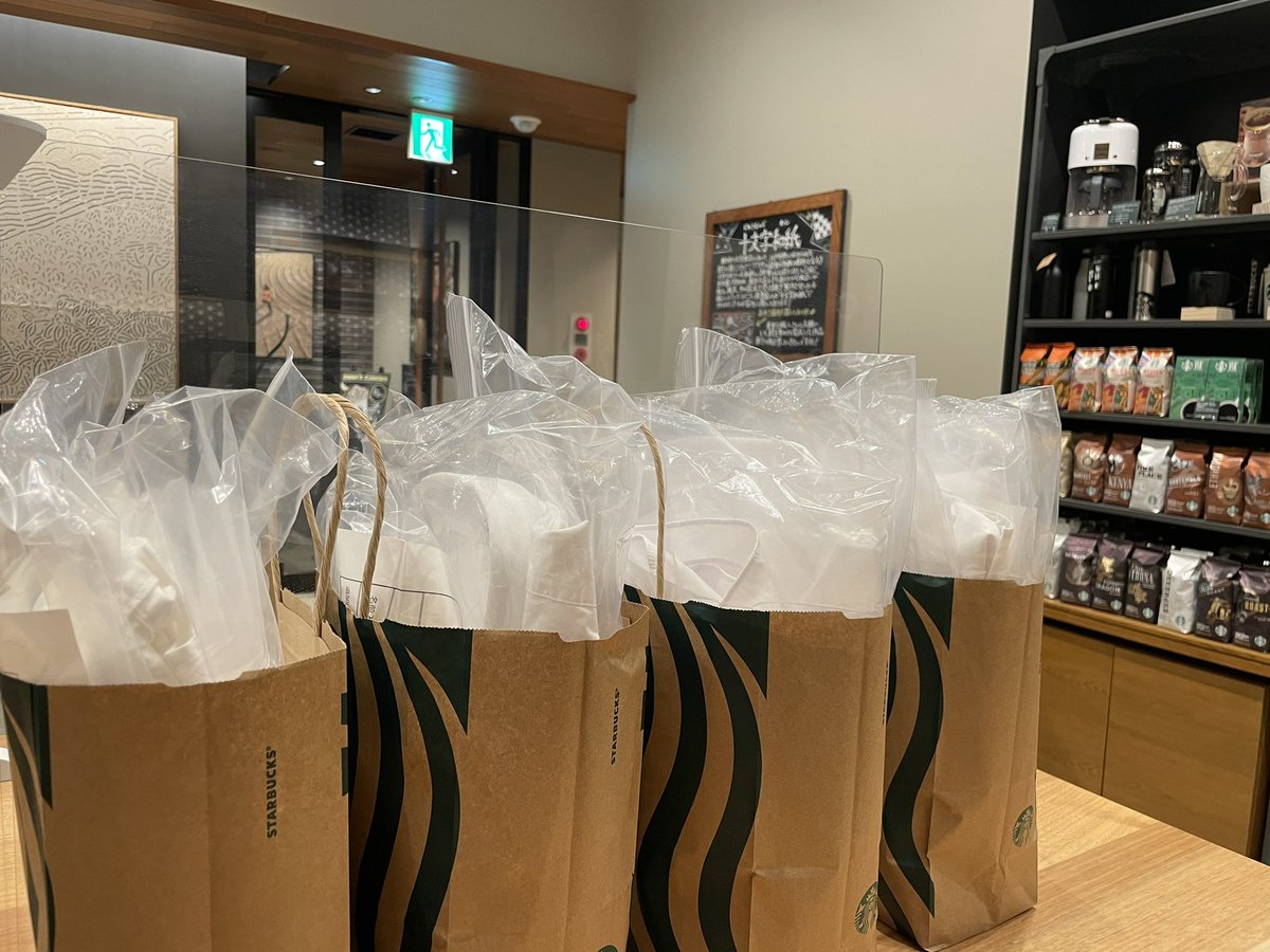 apple_boy1997's tweet photo. 4/22で1周年記念を迎える、スターバックスコーヒー「横手店」

スタッフさん方の服に刺繍させてもらえることになりました🪡

やるぜええええええ https://t.co/W8A7GBmO7t