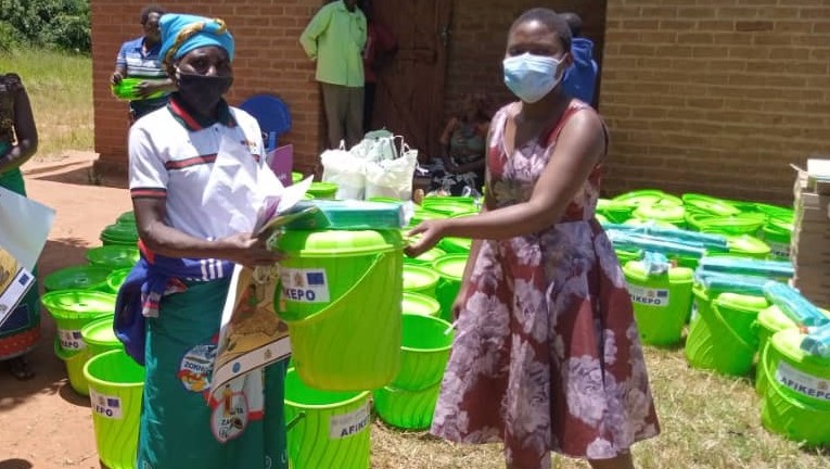 EuKulima's tweet photo. Enhancing COVID-19 prevention for rural farming households: Government of Malawi, FAO and UNICEF provide hand washing and information resources to communities with EU support. https://t.co/VsH61bK9jA https://t.co/Q7Il2m7csS