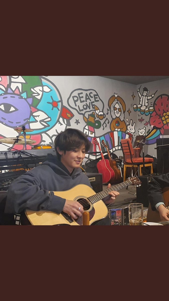 Armylkpop3's tweet photo. Şimdi bu kuzunun o yüzelim saçları kesildi mi of https://t.co/wxOmWtorEq