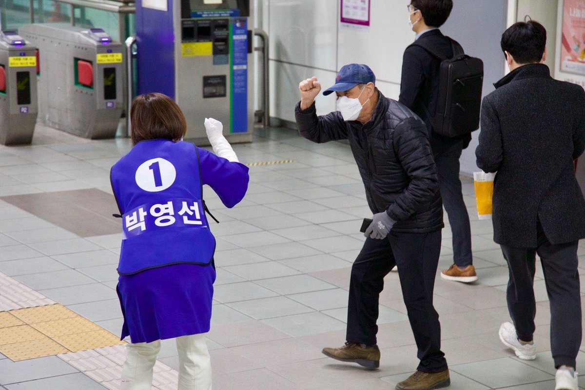 Sunmee_Jin's tweet photo. <D-7> 눈부신 봄날 우리강동 길동역에서, 명일역사거리에서 출근인사 드리고 국회로 가서 업무를 후다닥 마친후 유세차를 타고 '1번 #박영선입니다' 퇴근인사를드렸습니다. 진짜 #박영선 후보인지 확인하시는 우리 주민분들의 표정이^^ 너무 많은 분들이 응원해주십니다. 더 열심히 노력하겠습니다 https://t.co/HedtD0zw17