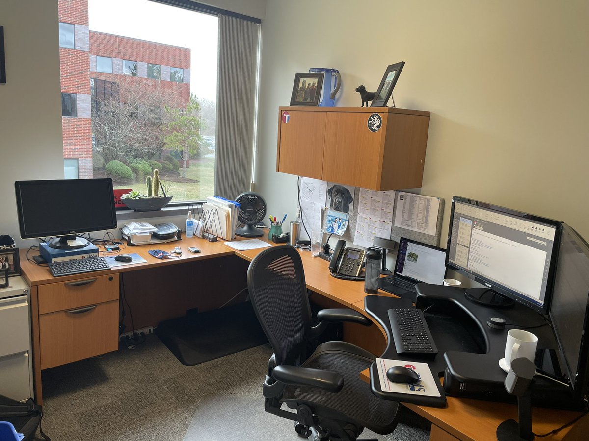 emfr009's tweet photo. Happy hump day, Cheapies! #OfficeReveal https://t.co/Xw7QaWPPJ8