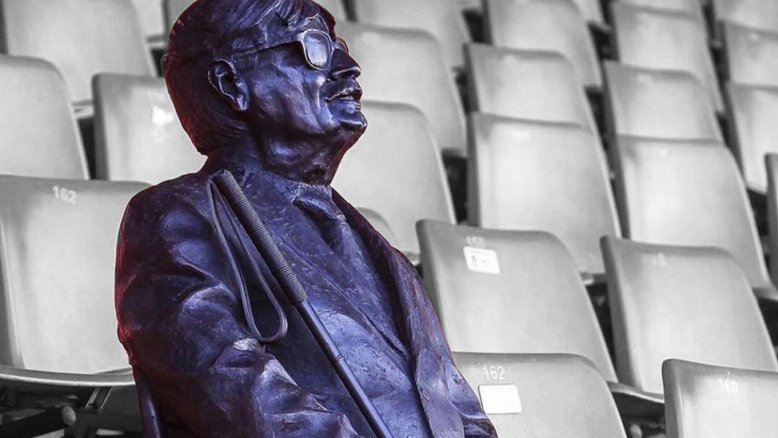 vdffactsworld's tweet photo. Valencia supporters didn't come much bigger than Vicente Navarro Aparicio. Following his passing, in 2019 Valencia decided to immortalize Aparicio by casting a statue of their fan in the very Mestalla seat he spent so many years.

#valencia #aparicio #spain #laliga #mestalla https://t.co/XoLAypzY1G