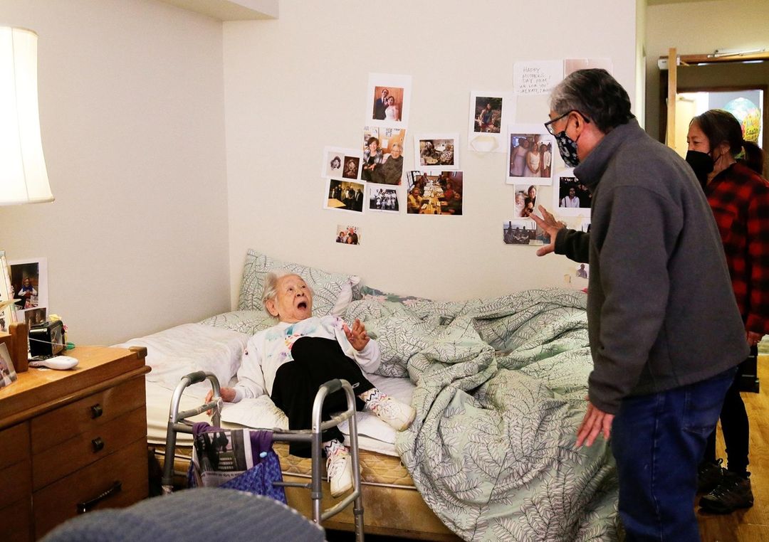 Yoshia Uomoto, 98, reacts as her son and niece surprise her with their first in-person visit in a year after visitation restrictions were lifted at Nikkei Manor, an assisted living facility primarily serving Japanese-American seniors, in Seattle.⁠⁠
⁠
📸 Lindsey Wasson/Reuters