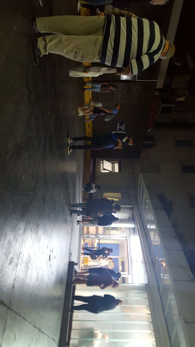 Medicenvikinga's tweet photo. En el dia de  ayer estuve desde las 19.00 hasta las 21.30 ... en la CLINICA SANTA ISABEL, Del barrio de FLORES. Que atiendan a mi mama. Gente con sospechs de covid, accidentados todos mezclados.... un DESASTRE. 
Y asi te atienden... https://t.co/PiwqU4EfFv