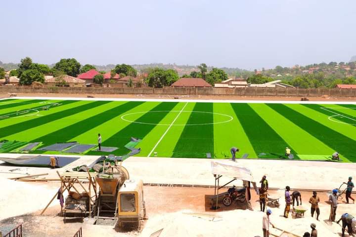 Campel224's tweet photo. [𝐋𝐚𝐛é le 𝟑𝟏 𝐌𝐚𝐫𝐬 𝟐𝟎𝟐𝟏]

La pause de Gazons synthétiques au stade Saïfoulaye Diallo, offerts par la Fondation KPC pour l’humanitaire de mon PDG Mr @Kpcofficiel à la Ligue Guinéenne de Football Professionnel en bon train.
#FKPC #LGPF https://t.co/RjKvZKic9Q