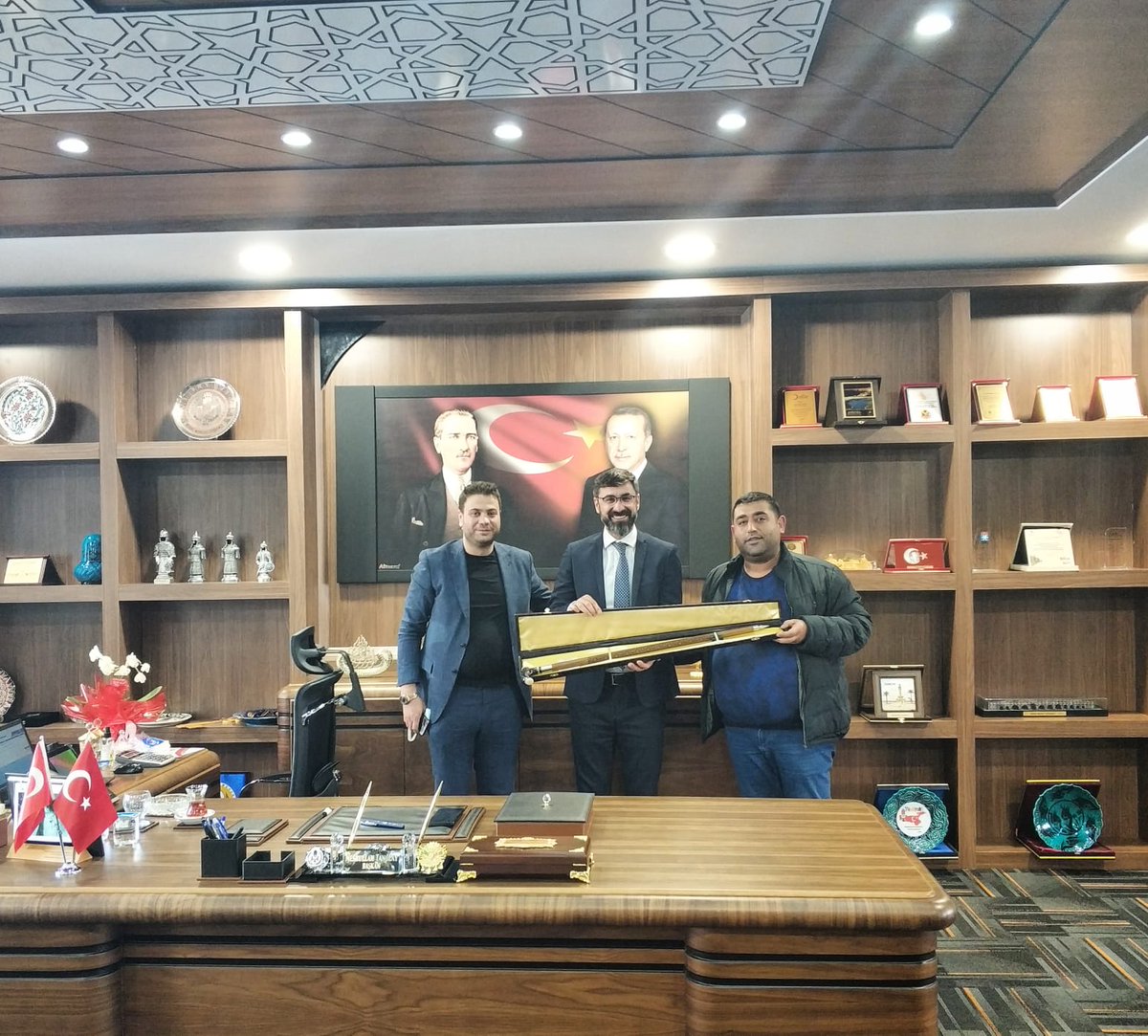 Değerli Hemşehrilerimiz Belediye Başkanımız Sn. Nesrullah Tanğlay'ı yeni makamında ziyaret ederek,hayırlı olsun temennisinde bulundular. 

Başkan Tanğlay'da ziyaretten duyduğu memnuniyeti dile getirerek teşekkür etti.