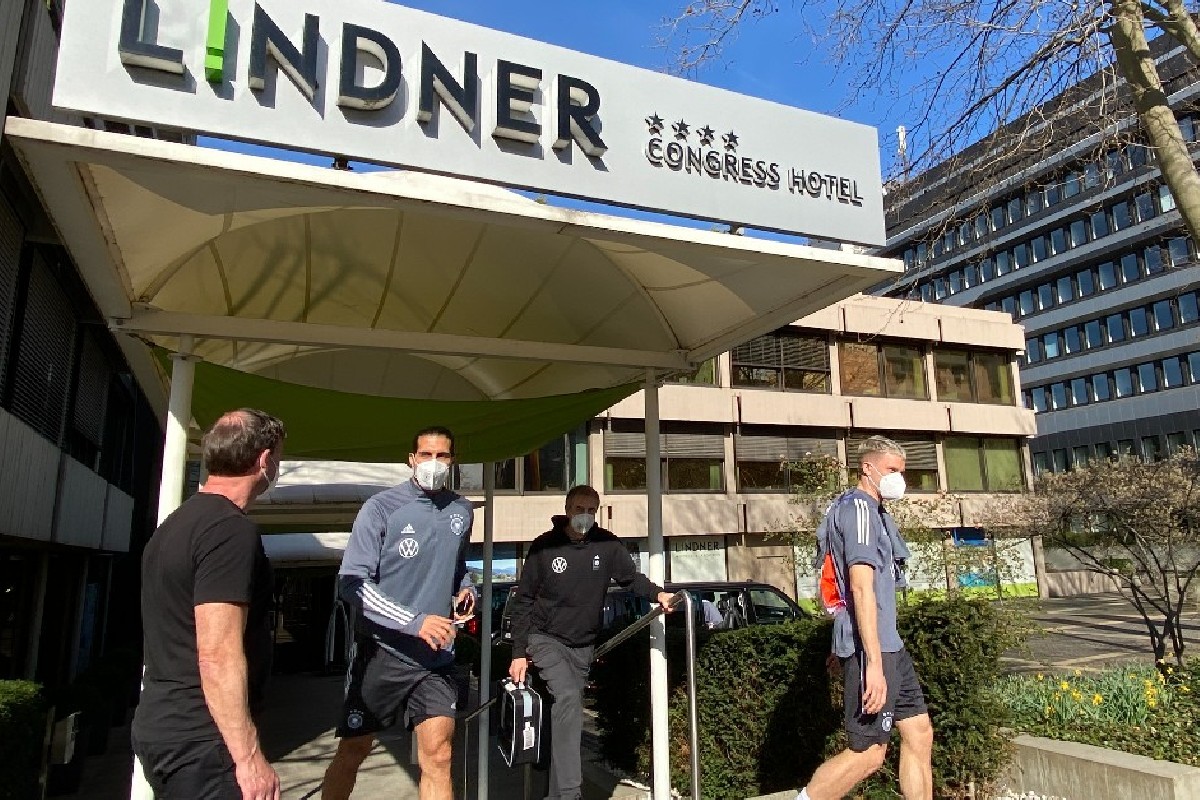 Lindner_Hotels's tweet photo. Deutsche Fußball-Nationalmannschaft zu Gast im Lindner Congress Hotel Düsseldorf. Gerade in solchen Zeiten ist es umso schöner, Vertrauen zu spüren und zu tun, was man am allerbesten kann – nämlich Gastgeber sein! #DFB https://t.co/od2gXSWCX9