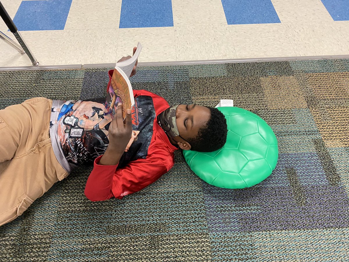 lav2nd's tweet photo. Comfy reading! https://t.co/rGzlPNGVFT