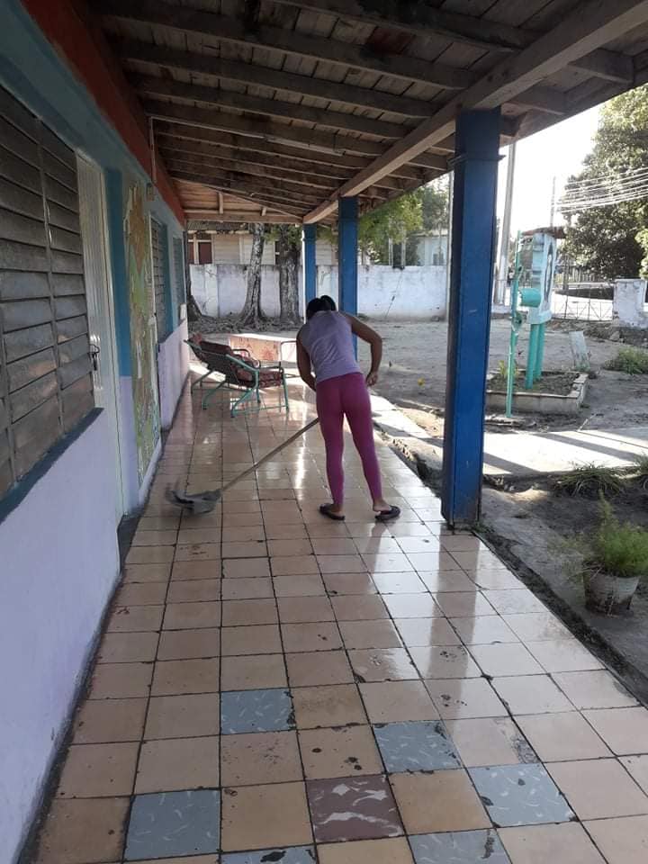 dmemedialuna's tweet photo. Nuestros docentes dándolo todo en la zona roja de la Escuela Especial Raúl Podio y demostrado su incondicionalidad con la tarea .@dpegranma @TTrinche @albiurys @CubaMined @PresidenciaCuba @CubaeducaP #EducaciónGranma @elsa_ena https://t.co/ZmVuYayWb6