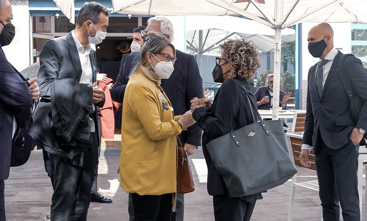 ajuntamentelx's tweet photo. 👞 L'alcalde d'Elx es reuneix amb l'eurodiputada Rodríguez-Piñero i els empresaris del calcer per a analitzar vies d'accés als fons europeus.
➡ https://t.co/Yuys4Sreik
#Calcer #Elx https://t.co/u531LXNNcg