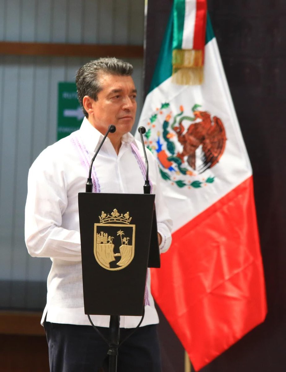 SESESPChiapas's tweet photo. Desde el patio Central de Palacio de Gobierno, el Secretario Ejecutivo del #SESP Sergio A. Aguilar Rivera, acompañó al Gob. @RutilioEscandon y a Juan José Zepeda Bermúdez, Presidente de la @CEDHChiapas a la Presentación de su 3er. Informe. https://t.co/whXgxEYE9o