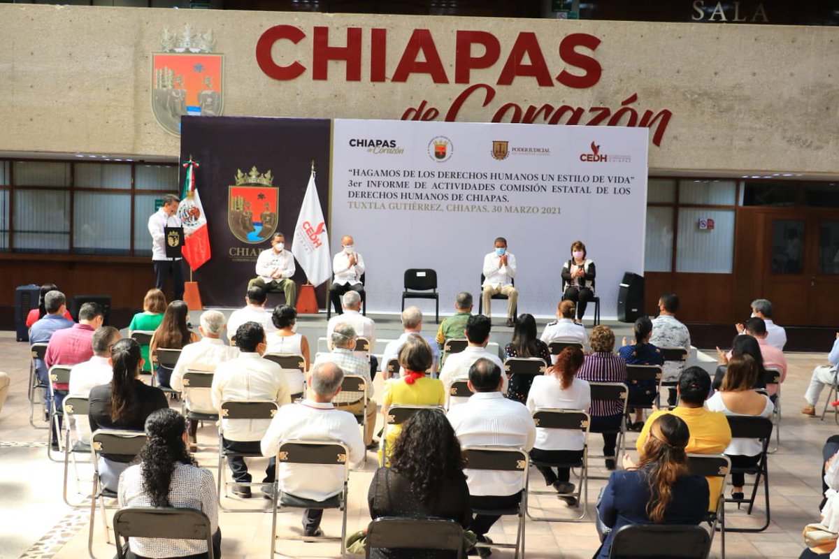 SESESPChiapas's tweet photo. Desde el patio Central de Palacio de Gobierno, el Secretario Ejecutivo del #SESP Sergio A. Aguilar Rivera, acompañó al Gob. @RutilioEscandon y a Juan José Zepeda Bermúdez, Presidente de la @CEDHChiapas a la Presentación de su 3er. Informe. https://t.co/whXgxEYE9o