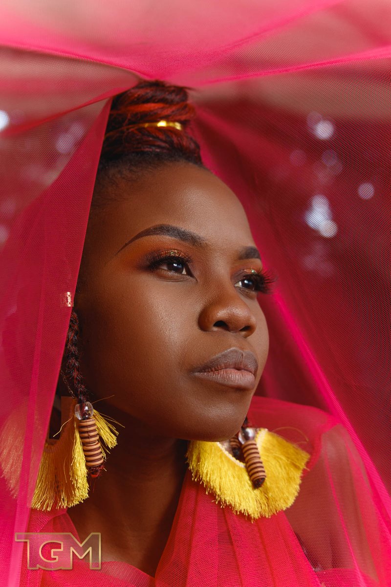 tallgrass_media's tweet photo. Photography is a way of feeling, of touching, of loving
Model: @_nene_chimzy_
Makeup: @emochicbeauty
dress: @restyle.zw
For @runakoconnect
#zimphotography #godox #zimmodels #follow #portrait #bead #picoftheday #vogue #afrohaircare https://t.co/F3vj9RJtrL