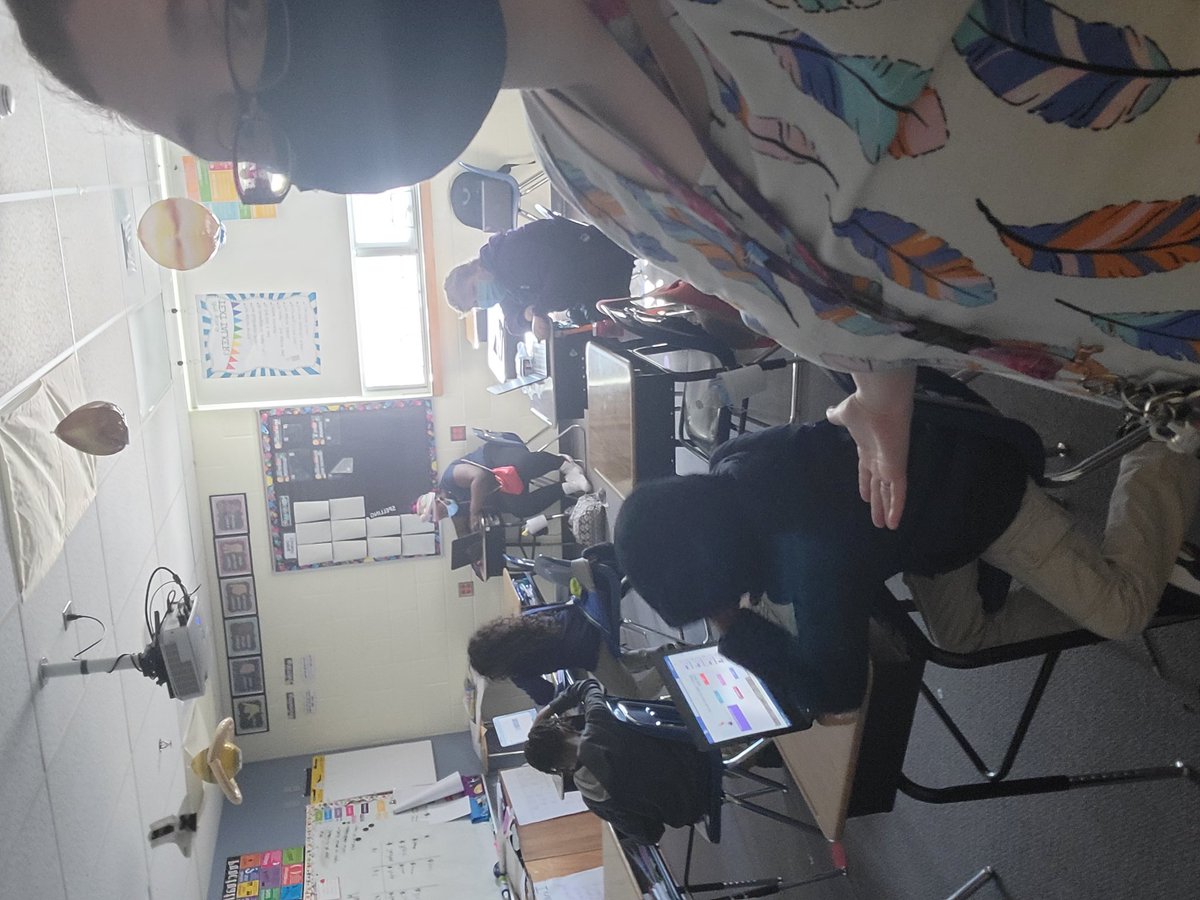 KohlersKids's tweet photo. It's that time of year for kids to use research to find out who ate my beloved pet fish, Nemo. Teams met up for 5 minutes to discuss how they would split up the work and are researching bird adaptations to find which bird did it. #Go4thAndConquer
#SpaghtIsGreat
#WPSProud https://t.co/MwtywdYOoc
