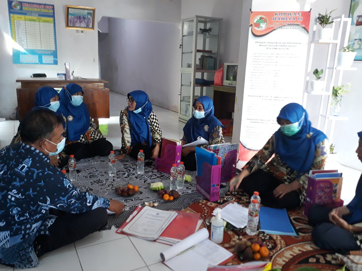 Imahikmah1's tweet photo. Membantu Diskoperindag dalam rangka kunjungan penilaian kesehatan  koperasi di kopwan dahlia 2. Pembenahan organisasi, keuangan dan usaha senantiasa harus dilakukan secara kontinu untuk menjaga hasil penkes SEHAT. @PENYULUH_COOP @KemenkopUKM #ppkljatim #ppklgresik #ppklkemenkopri https://t.co/KpqaMiYAZM