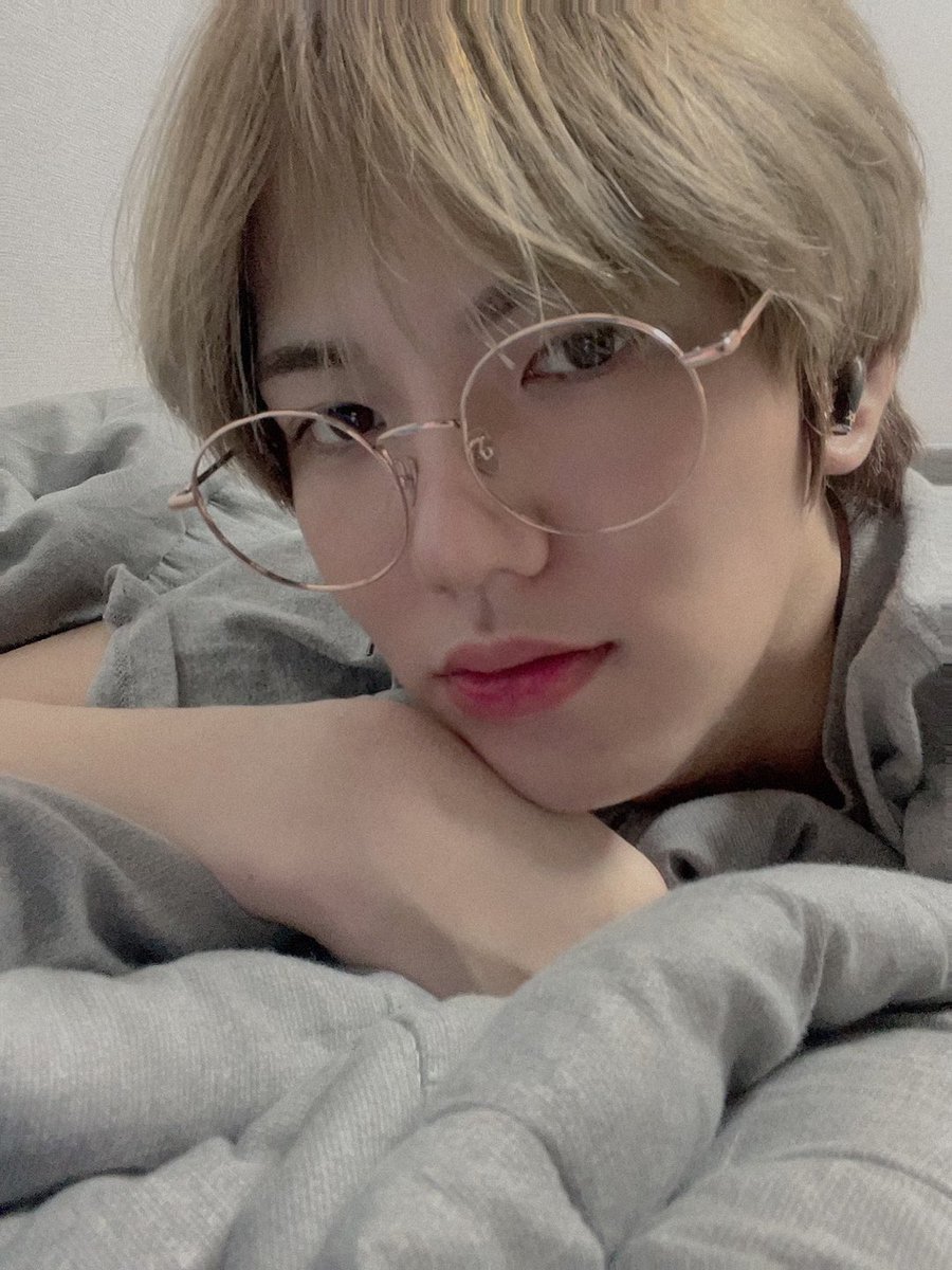 UP10TION's tweet photo. 잘쟈 환나잇🌙💛 #업텐션 #환희 #🌝💛 https://t.co/9ubJBIRx1h