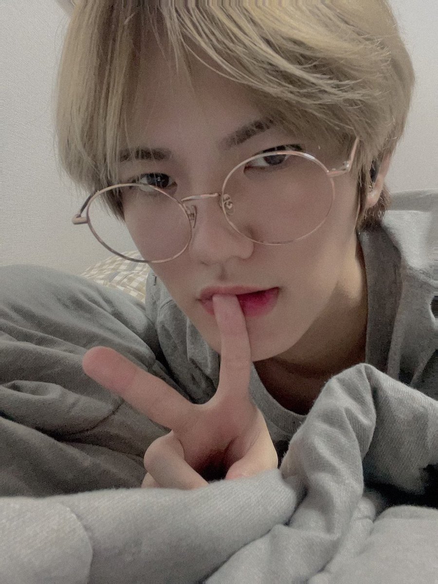 UP10TION's tweet photo. 잘쟈 환나잇🌙💛 #업텐션 #환희 #🌝💛 https://t.co/9ubJBIRx1h