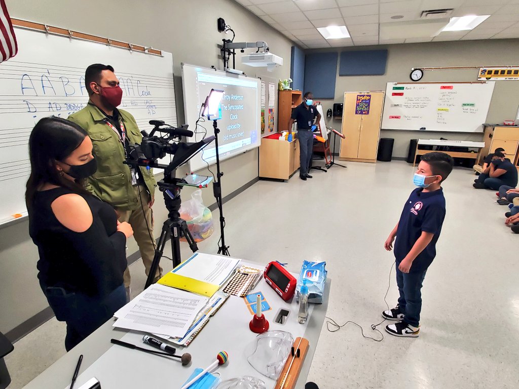 hfhuffman's tweet photo. This team never sleeps. Wrapped up @Braeburn_HISD yesterday and moved on to @ScarboroughElem today! 🎥🎬 These Huskies are super stars! ⭐⭐ 💯 @Build_HISD #virtualgrandopening #safecelebration https://t.co/n8nBAwhoSV