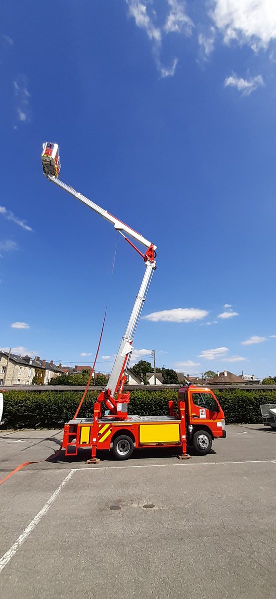 Pompiers60's tweet photo. #FORMATION
Ce matin, 6 stagiaires ont acquis l’unité de valeur formateur BEA 18 Multitel. Ces futurs formateurs ont pu manœuvrer sur le 3ème BEA 18 du SDIS60, fraîchement revenu de #Corse. Cette formation a été assurée par la société #MULTITEL.
@CD_oise @NadegeLefebvre_ @Prefet60 https://t.co/HbD7Yx8zbQ