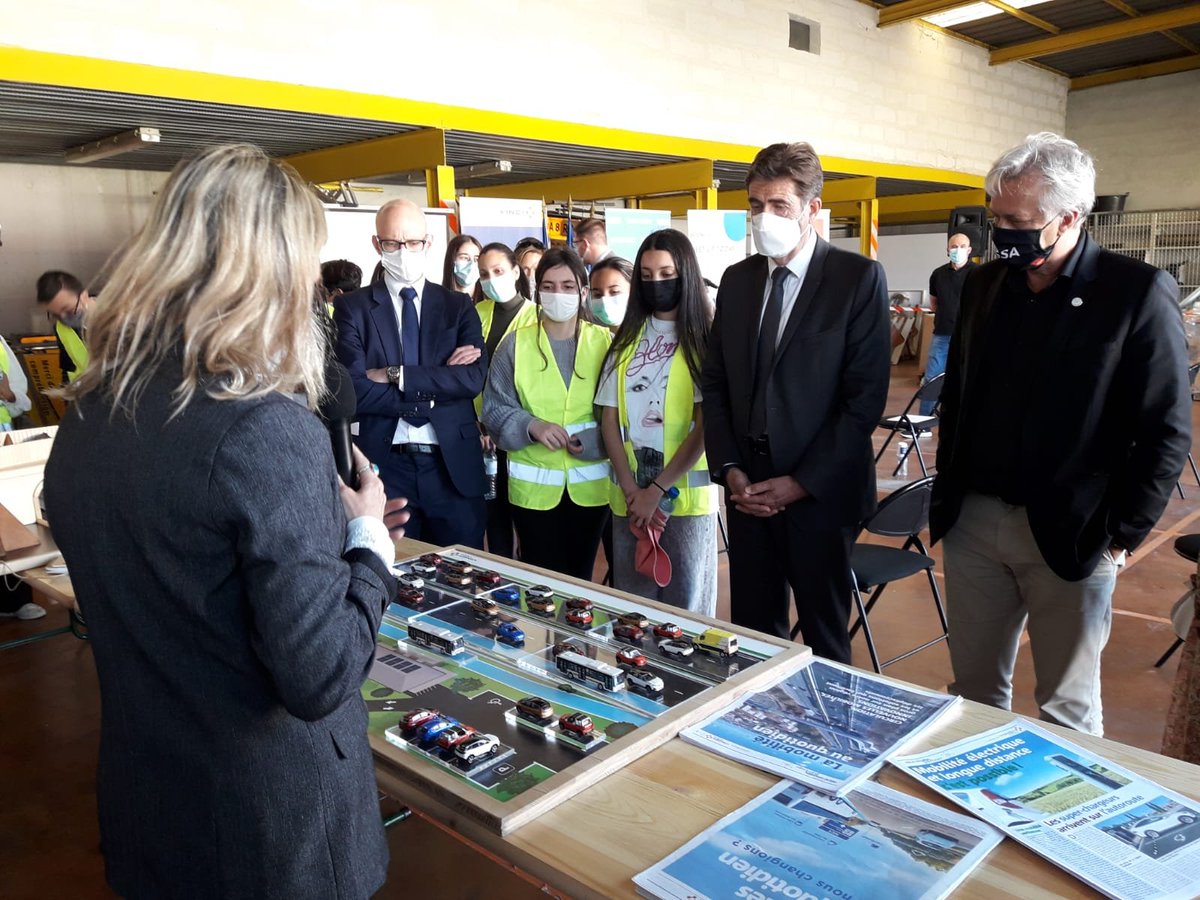 Le Président des <a href="/AlpesMaritimes/">alpesmaritimes</a> <a href="/ca_ginesy/">Charles Ange Ginésy</a>, les Présidents d'<a href="/Univ_CotedAzur/">Université Côte d'Azur</a> &amp; <a href="/FondationUCA/">Fondation Université Côte d'Azur (UCA)</a> et Blaise Rapior Directeur Général Adjoint #VINCIAutoroutes, accompagnent les élèves et découvrent avec eux nos ateliers #mobilité et #environnement, axes essentiels de nos territoires.