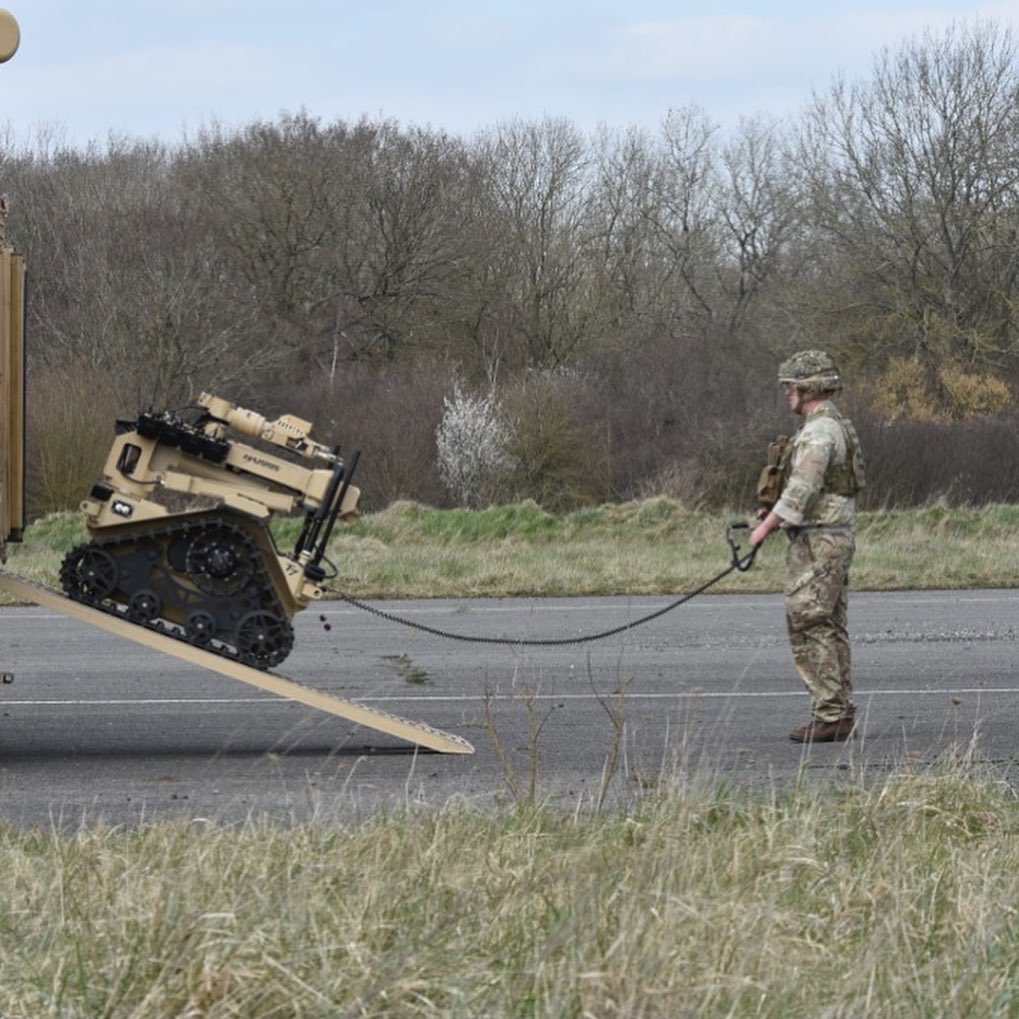 33engrregt's tweet photo. Last week saw our Lte Bde readiness tested. Vehicles checked, documents inspected, tasks completed ✅ @29eod @Proud_Sappers @1UKDivision @BritishArmy #bomb #eod #search #ready https://t.co/tZMdwQpmPp