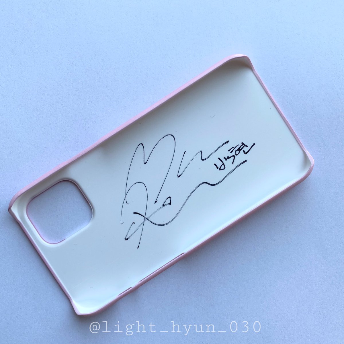 light_hyun_030's tweet photo. ✨백현 인형 폰케이스 당첨 후기✨
역시 폰꾸 실력 만렙인 백현이♡ 코끼리 코에서 딸기 나오는 거 보고 냅다 기절했다ㅠ 원숭이띠라 원숭이도 붙이고 좋아하는 거 꼬물꼬물 붙였을 생각하니까 너무 귀엽당 세상 밖에 나온 밤비 너무 축하하고 항상 응원해 백현아 사랑해❤︎ #백현 #BAEKHYUN https://t.co/DbZBRg6T7l