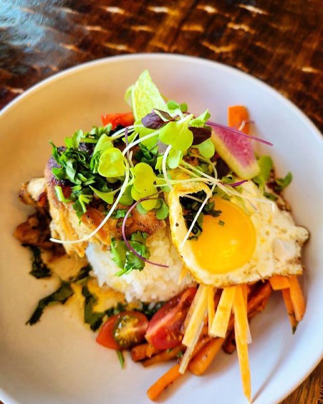 If you’ve been to the #Lafayette area and haven’t checked out Scratch Farm Kitchen, add it to your list! ✔️

They make everything from scratch and support local farmers and growers. #Vegan options are also regularly available. 🌱

#microgreens