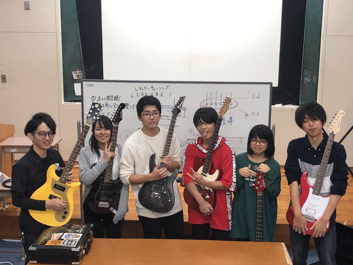 g1k_on's tweet photo. ガクアルさんプレゼンツの校内ギターベース講習会開いてもらったり、中庭でクリスマスライブしたり。グランプリ前のサウンドクリニックをWabi-Sabiさんにしていただいたり。グランプリ大会では、ベストスマイル賞とベストサポーター賞いただいたり。楽しく活動してました！この頃、SNS始めたんだっけ！ https://t.co/AqyuoELVnf