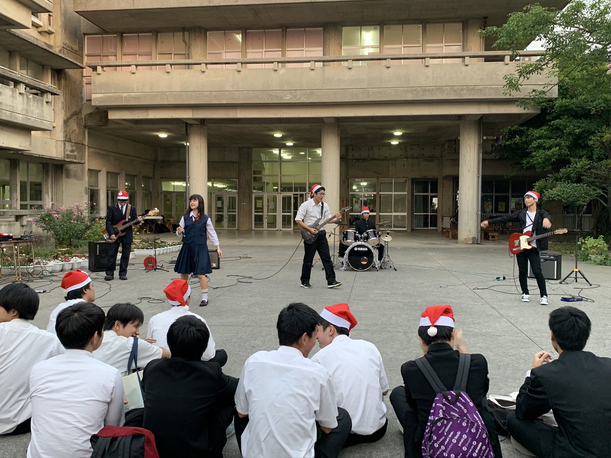 g1k_on's tweet photo. ガクアルさんプレゼンツの校内ギターベース講習会開いてもらったり、中庭でクリスマスライブしたり。グランプリ前のサウンドクリニックをWabi-Sabiさんにしていただいたり。グランプリ大会では、ベストスマイル賞とベストサポーター賞いただいたり。楽しく活動してました！この頃、SNS始めたんだっけ！ https://t.co/AqyuoELVnf