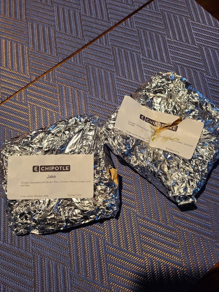 tjan9's tweet photo. @ChipotleTweets I filed a complaint on March 25 regarding an online order and I have yet to receive a response. Instead of getting the quesadilla that you've been advertising everywhere, this is what we received. When should I be expecting to hear back from someone? Thank you. https://t.co/GO3tiQM9cz