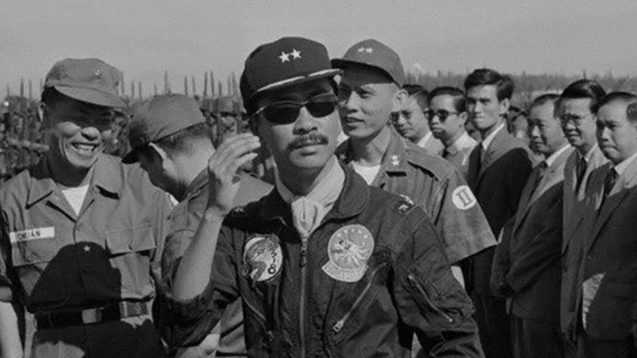 レキュール 谷村新司は歌手になる前 南ベトナムの空軍パイロットをしていた事があり 戦争悪化により日本に亡命後ロック キャンディーズを結成し歌手デビューした T Co Ijuifag3d8 Twitter