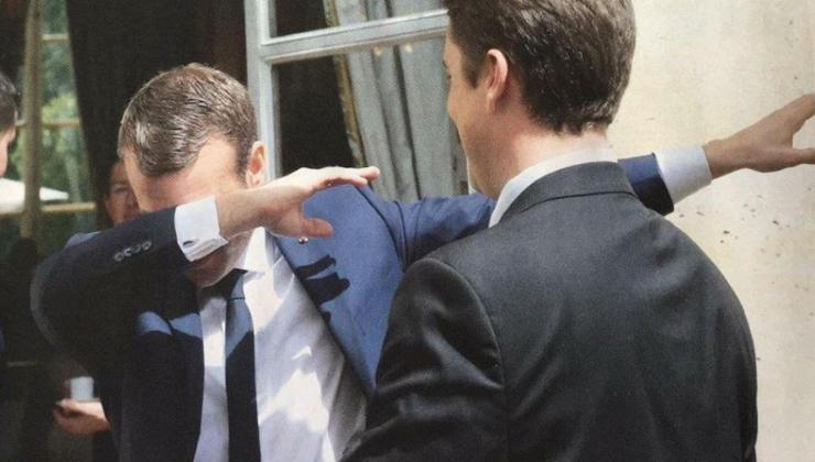 L214's tweet photo. Quand Emmanuel Macron promettait l'interdiction de l'élevage en cage des poules pondeuses pour 2022. #memecredi #StopCages https://t.co/Jlh1NUFFAJ