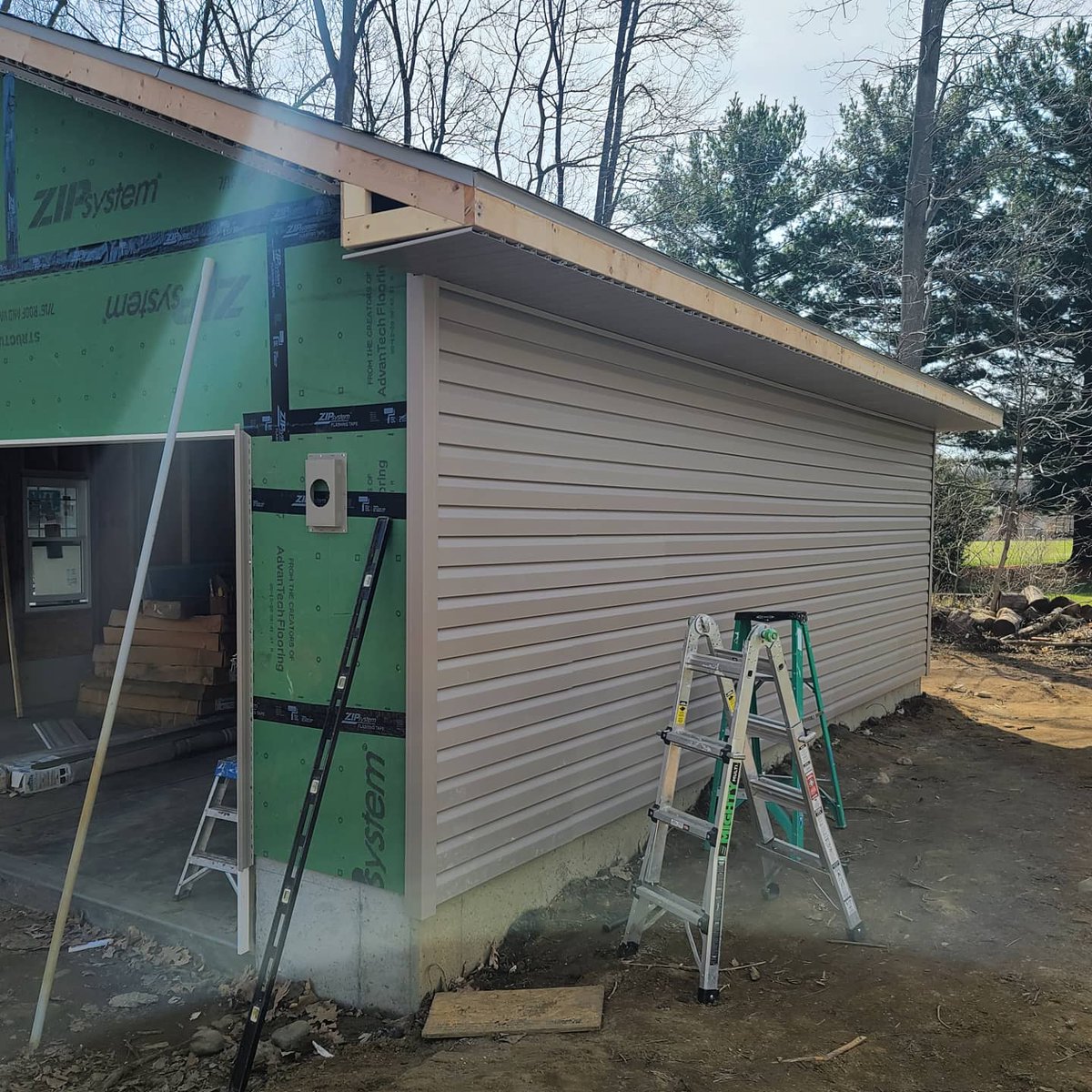 Jackson_Habitat's tweet photo. It's amazing to see what the St. Gerard Youth group has accomplished in just two days. 

The garage at Wolhavn is nearly sided! Great work 💪

#habitatforhumanity #jacksonmichigan #construction #home https://t.co/lSAatJybVW