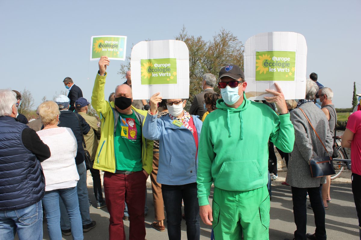 EelvGm's tweet photo. Tout cela n’est pas rationnel, les élus de la majorité municipale n’ont pas l’intention de fermer définitivement ce site de traitement des vases. ⚠️🌎
 
Faire une différence entre la toxicité des vases de la Teste et de Gujan-Mestras n’a pas sens, ni de fondement scientifique. 🤡 https://t.co/obHW3zevAo
