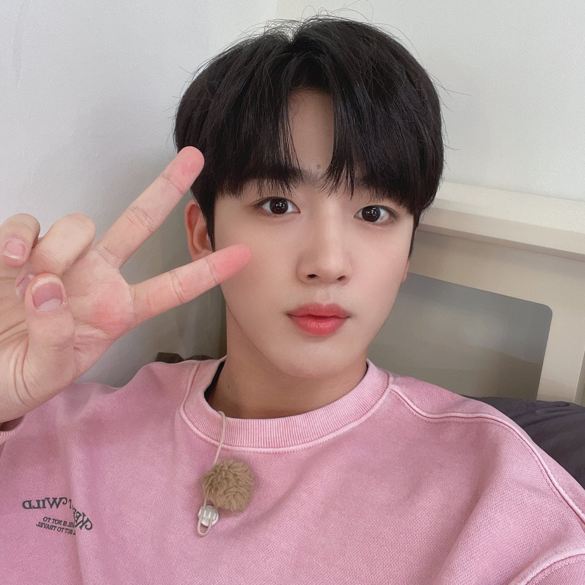 WEi__Official's tweet photo. 파랑파랑 청청 요정으로 나타난 요한이와 함께한 3월의 마지막 날🙆🏻‍♂️ 모두 행복하셨나요??
청청 요정 대신 나타난 삥끄 요정님과 3월의 마지막 날은 물론, 4월에도 항상 함께해주세요🌸

#위아이 #WEi #김요한 #KIMYOHAN https://t.co/1AYO8s2FMn