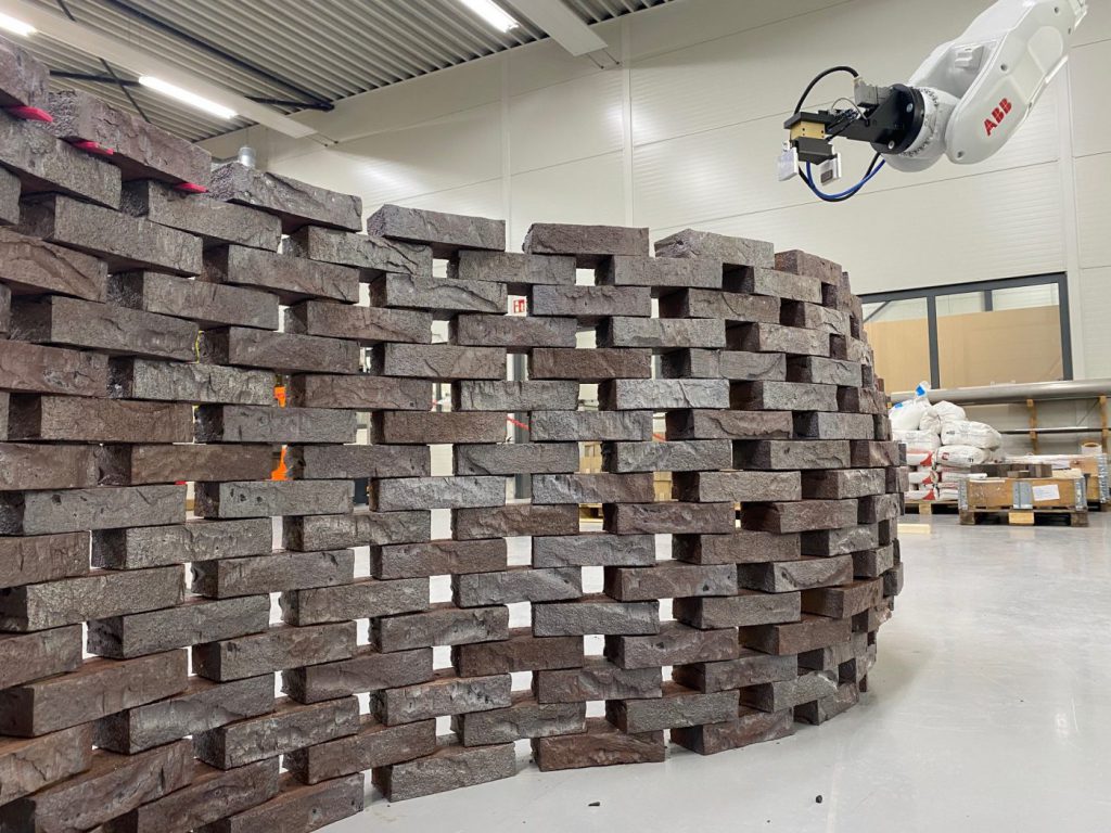 Metselrobot geeft architecten vormvrijheid bij prefab metselwerk dlvr.it/Rwl8r5