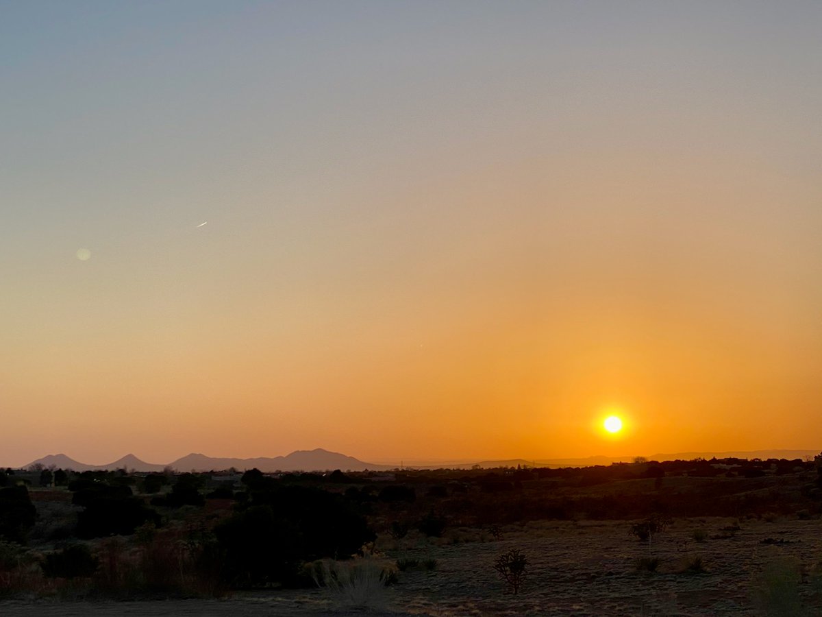 susanjtweit's tweet photo. sky hazed bronze
desert sun sets on wind-thrashed day
desert soil adrift
#haiku #springwind #drought #sunset #newmexico
When the spring winds blow across drought-parched soil, the air fills with a haze of fine particles--soil, organic matter, pollen, nutrients. It's not pretty. https://t.co/dnijgQe7U9