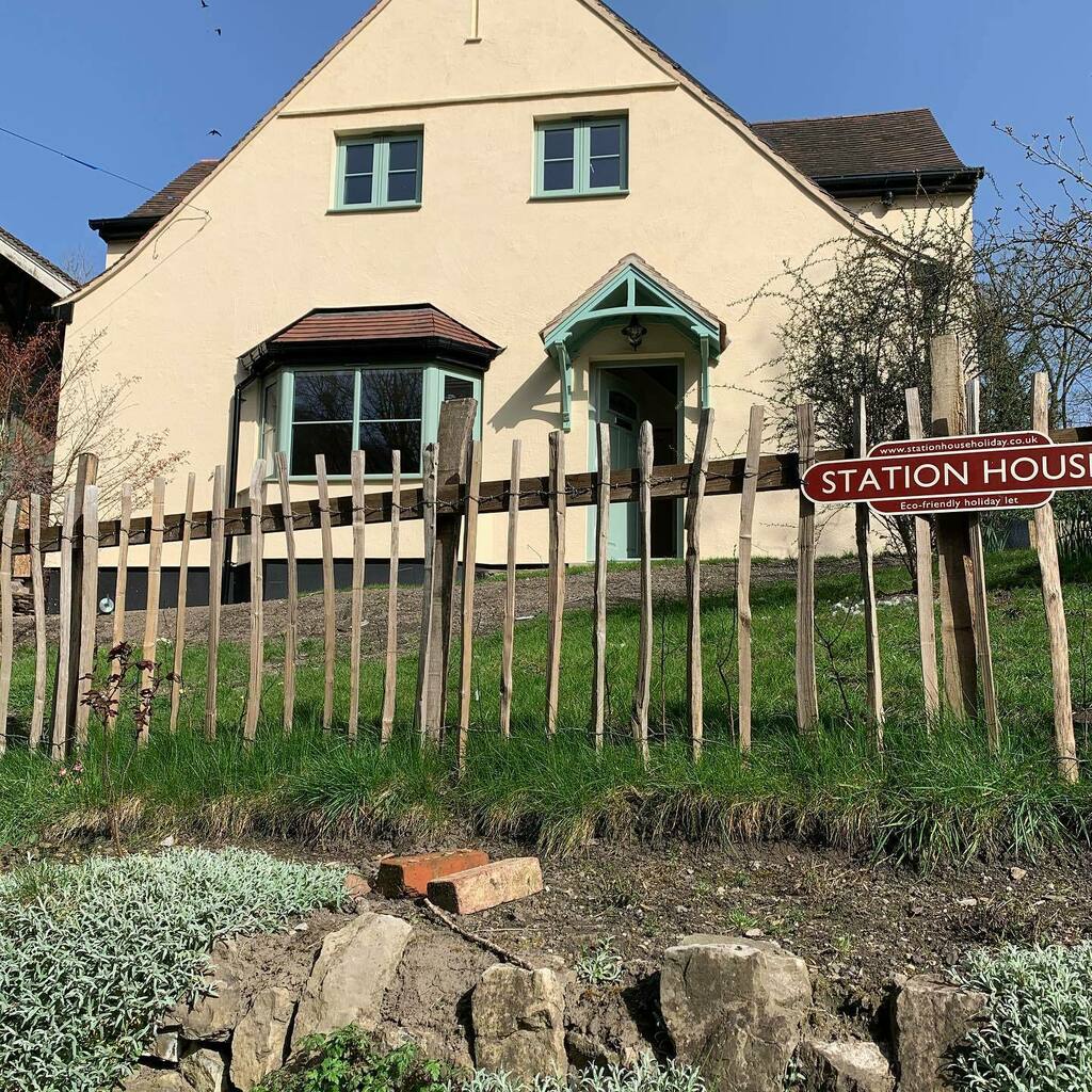 GORGEOUS DAY here in Matlock Bath. Curtain poles being fitted and tomorrow the granite worktops go in!!! Almost there. Tell your friends! #renovation #holidaylet #derbyshiredales #peakdistrict #peakdistrictnationalpark #sunshine #ecofriendly #sustainable