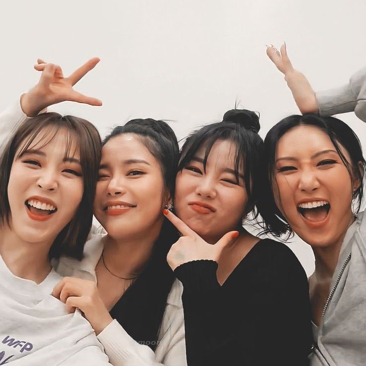NevieMoos's tweet photo. I wasn't there from the start. But I promise that I will stay with you forever 💞

I will stan @_IUofficial , @RBW_MAMAMOO , and @G_I_DLE forever 📌🖤

#IU #아이유
#MAMAMOO #마마무
#GIDLE #여자아이들 https://t.co/oBiwvl7DwF