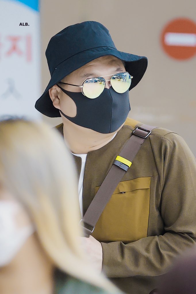 ALittleBraver92's tweet photo. Humor is the new sexy #강호동 #KangHoDong #Airportfashion #HappyAprilFoolsDay https://t.co/NFqIl4XRjq