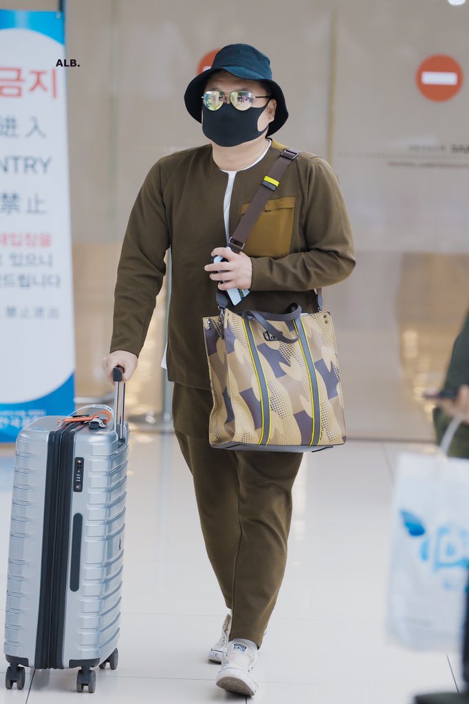 ALittleBraver92's tweet photo. Humor is the new sexy #강호동 #KangHoDong #Airportfashion #HappyAprilFoolsDay https://t.co/NFqIl4XRjq