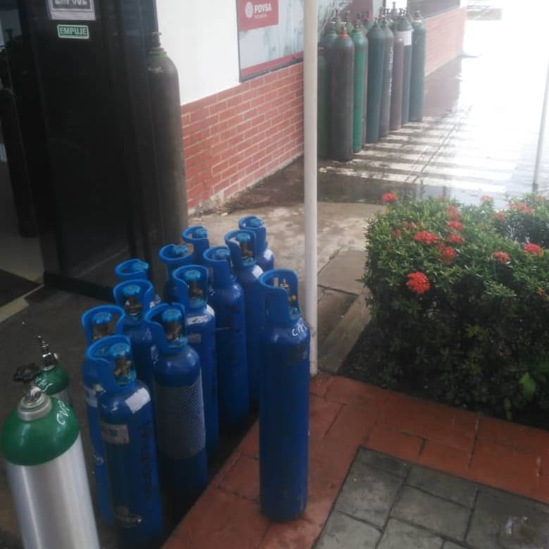 SecretariaInfrM's tweet photo. #HOY31🚩 Continuamos el día de hoy, con la jornada de recarga de cilindros de oxígeno en las instalaciones de Bosmoca, cumpliendo con todas las medidas de bioseguridad😷
Gracias a la gestión de @NicolasMaduro @yelitzePSUV_ @Gasmaca_ca @GobMonagas_ https://t.co/iqaZg0otqR