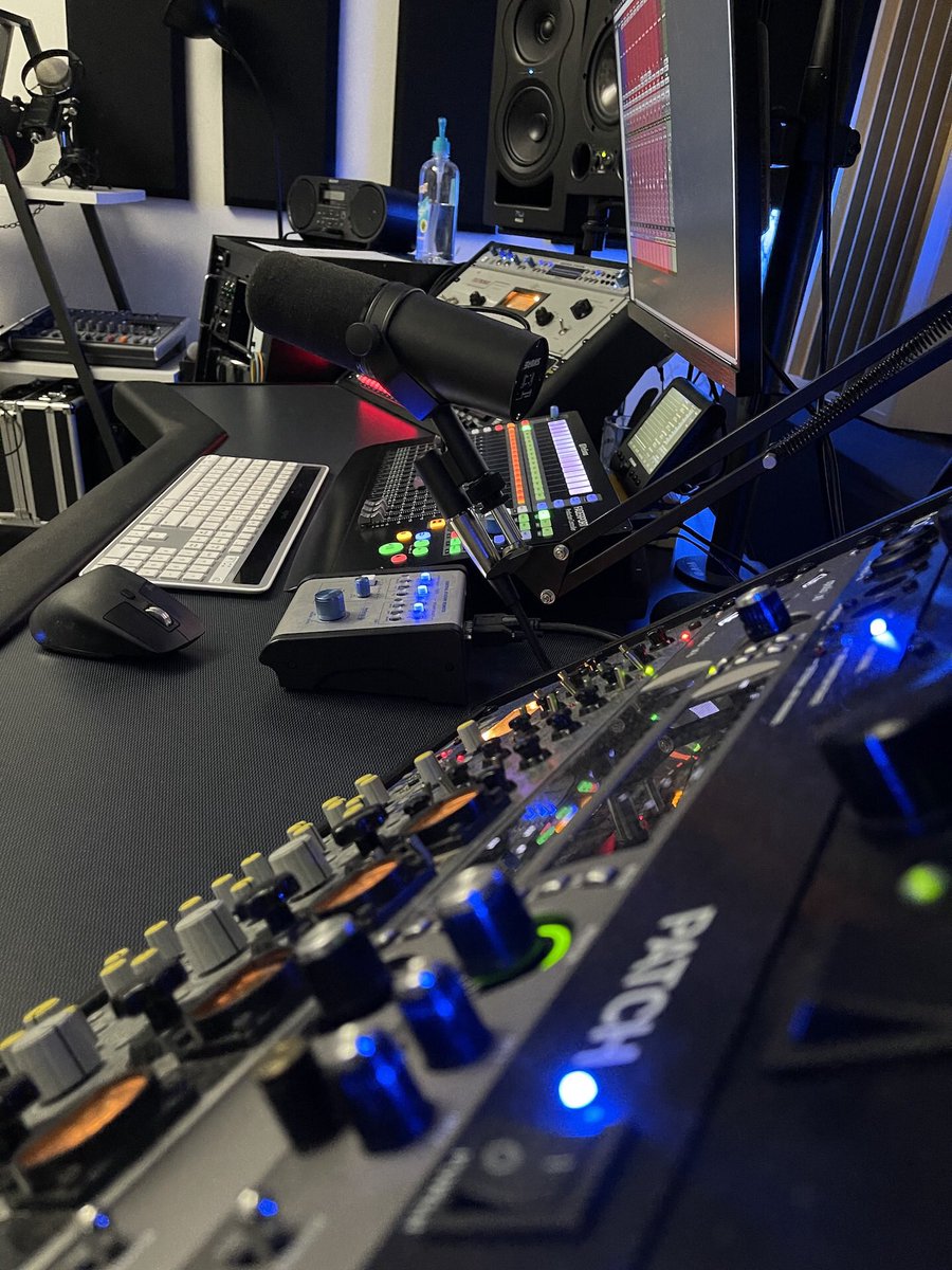audiomusicadigi's tweet photo. Wavy Wayne en su viaje de estudiante a maestro y su salida "fuera de la caja" con PATCH de Flock Audio @FlockAudio @wayne_wav #audiomusicadigital #sigueme #followme #proaudio #musica #music #sonido #sound #flockaudio #patch #wavywayne #youtube #pachera https://t.co/4bHPbQFNlO https://t.co/NkC8Cyw5Ny