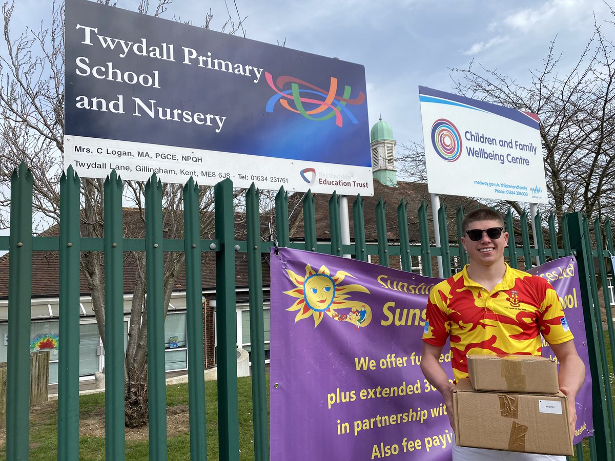 MedwayRFC's tweet photo. First Team player, @max_bullocks joined us for the laptop drop off at Twydall Primary School today. 
Thank you to Councillor @markprenter supporting our campaign.
Headteacher Catherine Logan was delighted to receive the laptops. 
@_VeritasDigital @Yunatech4U247 @MatBacon1 https://t.co/6mYOlbKw7v