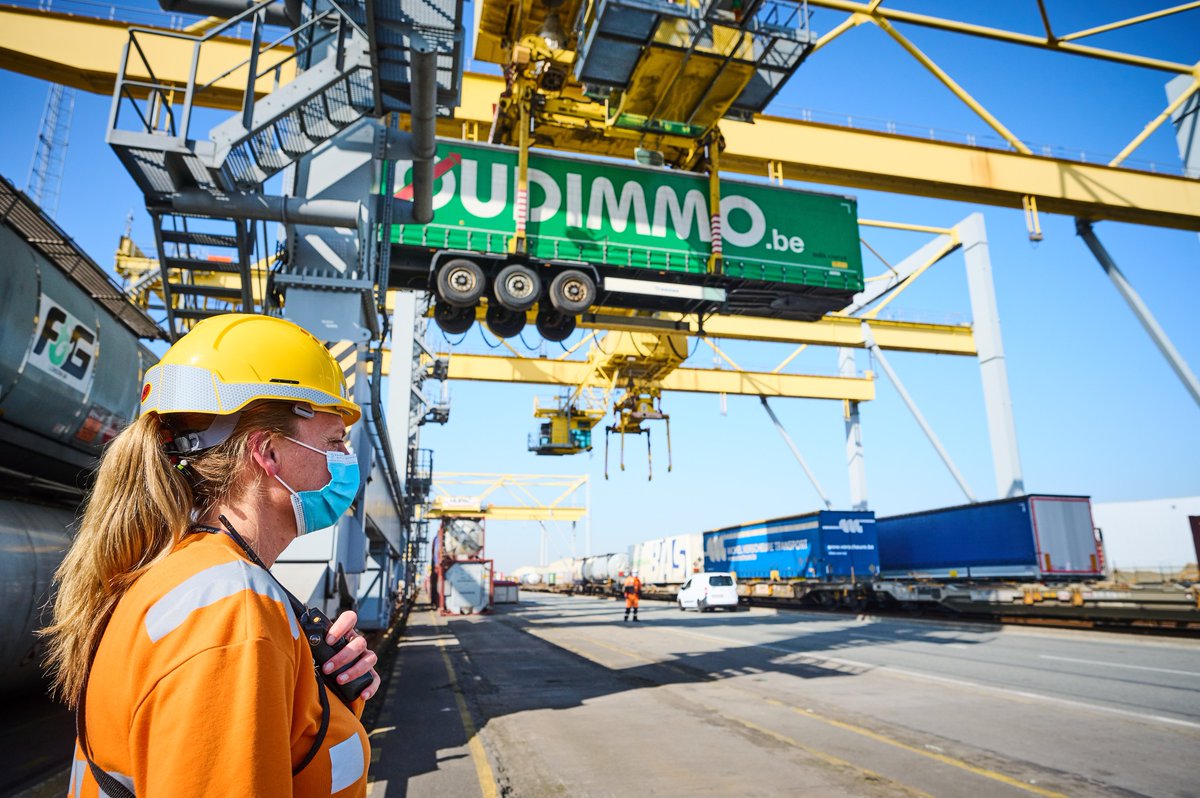 RailFreightBE's tweet photo. Wij juichen dit toe en kijken ernaar uit te werken aan de #ModalShift in de havens! Daarnaast werken we ook hard verder aan een visie voor een nationaal spoorbeleid in België. Hou onze pagina in de gaten!

Lees verder: https://t.co/IPiE8FGDKc https://t.co/HjITja3iv1