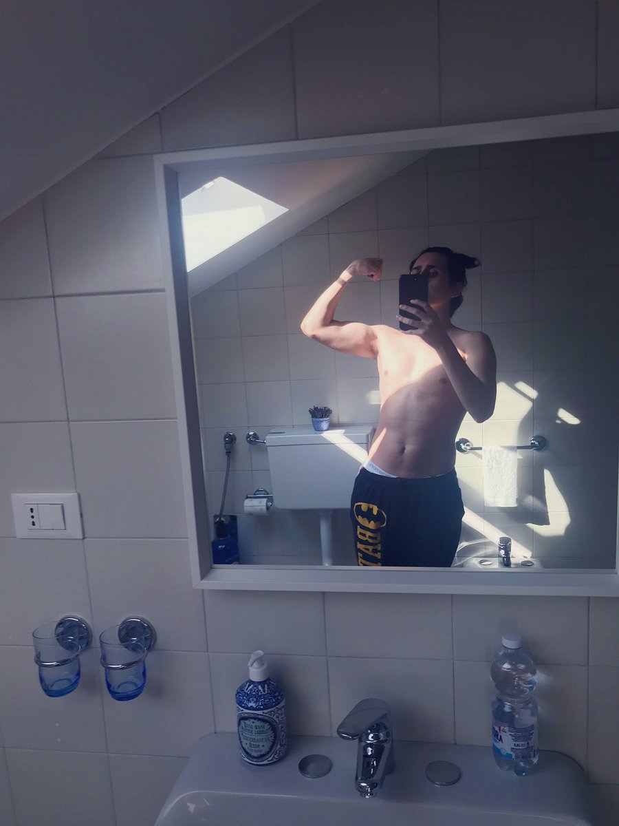 thatbattieguy's tweet photo. Sorry for shitty lighting but #uselessupdate https://t.co/I3oadIJB0u