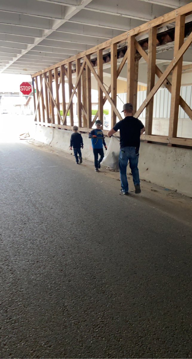 EliteSolarLLC's tweet photo. Our solar team had some little helpers yesterday picking up trash around Joplin with @downtownjoplin ☀️ https://t.co/Z9h87pTCEw