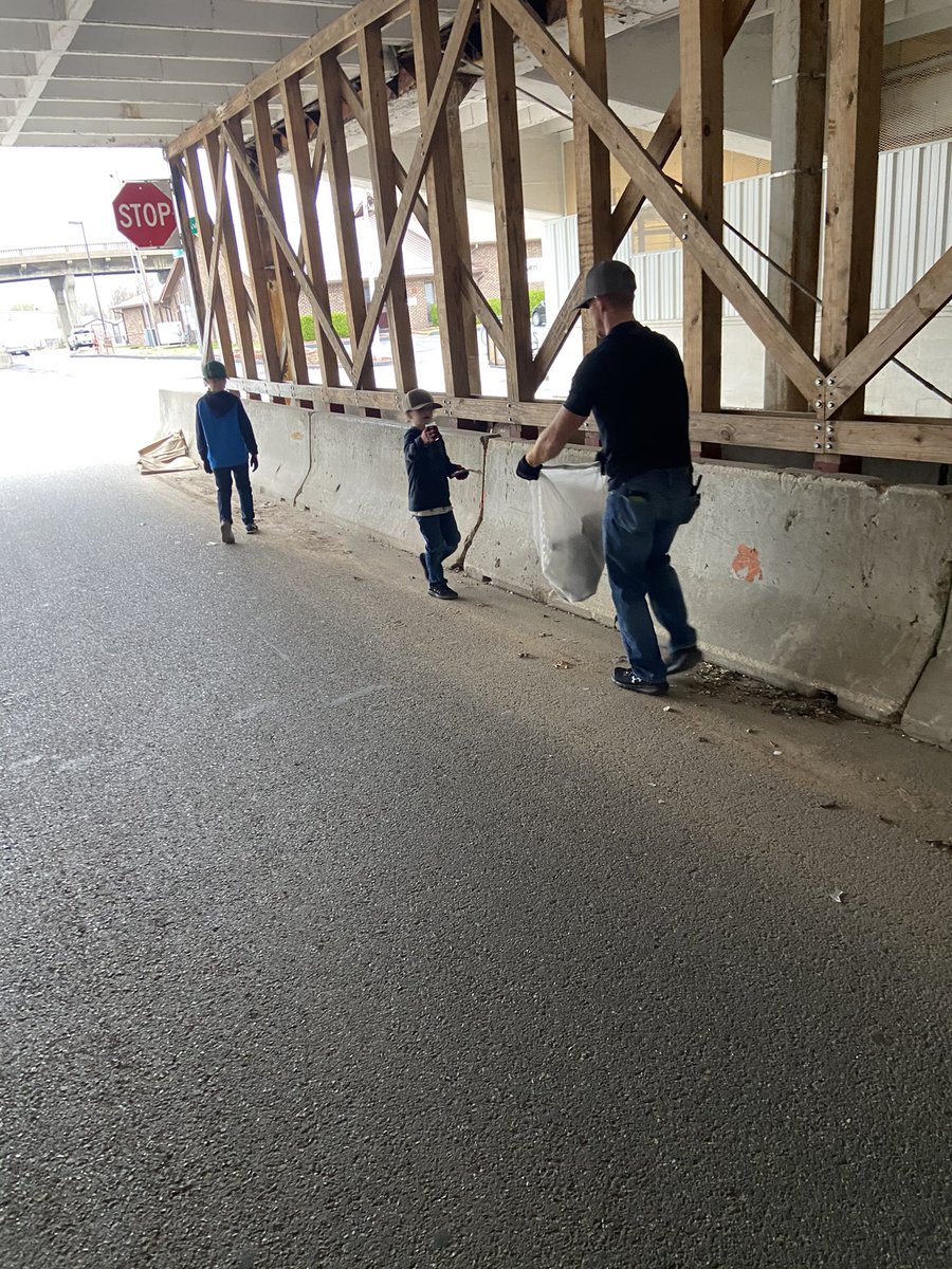 EliteSolarLLC's tweet photo. Our solar team had some little helpers yesterday picking up trash around Joplin with @downtownjoplin ☀️ https://t.co/Z9h87pTCEw