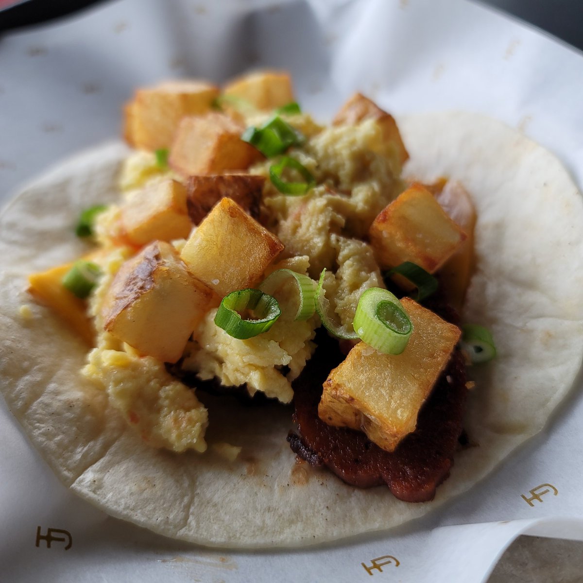tellusjoe1's tweet photo. the cosmico.

house-made seitan bacon, potatoes, refried pinto beans, migas and salsa on an organic flour tortilla.

#plantenergyeverywhere https://t.co/zhQJ8hBtEF